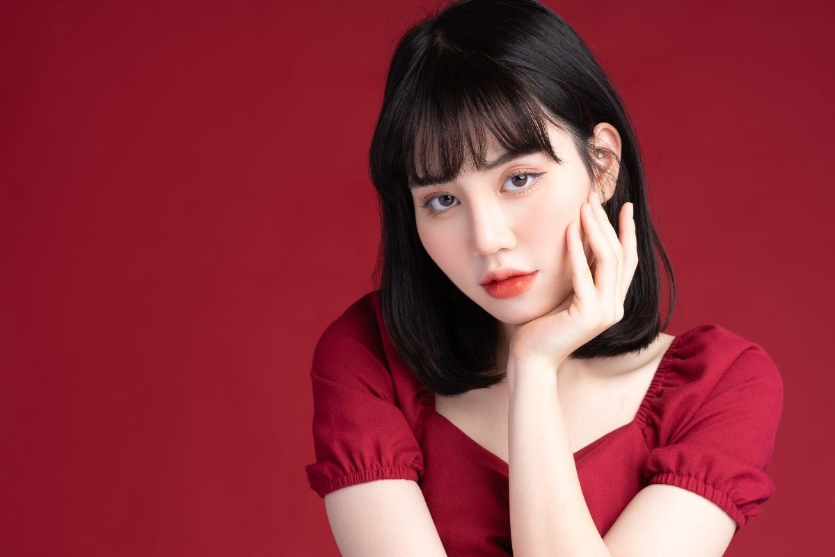 Cách tạo dạng chụp ảnh với một tay chống cằm