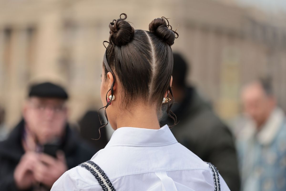 học ngay sao hàn kiểu búi tóc hai bên cực dễ thương cô gái búi tóc cao hai bên mặc áo trắng đứng quay lưng