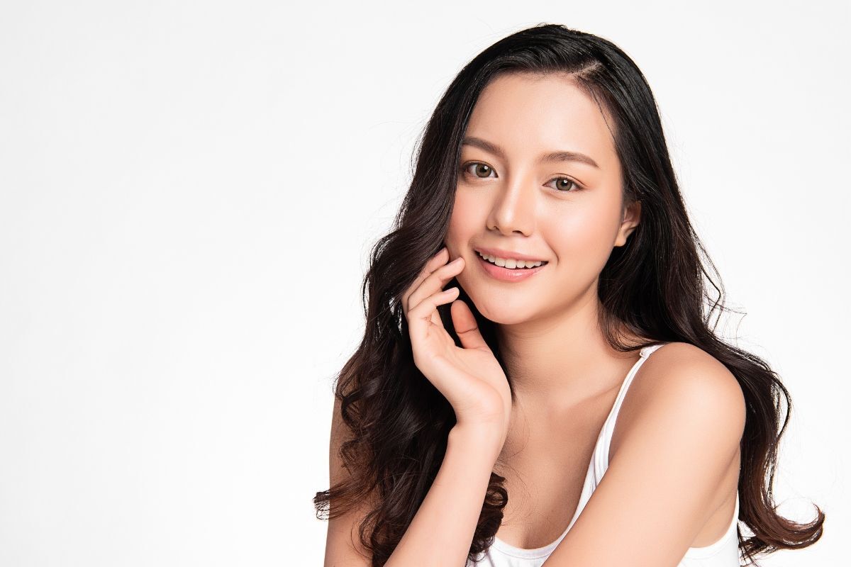 Tóc mái dài rẽ ngôi lệch