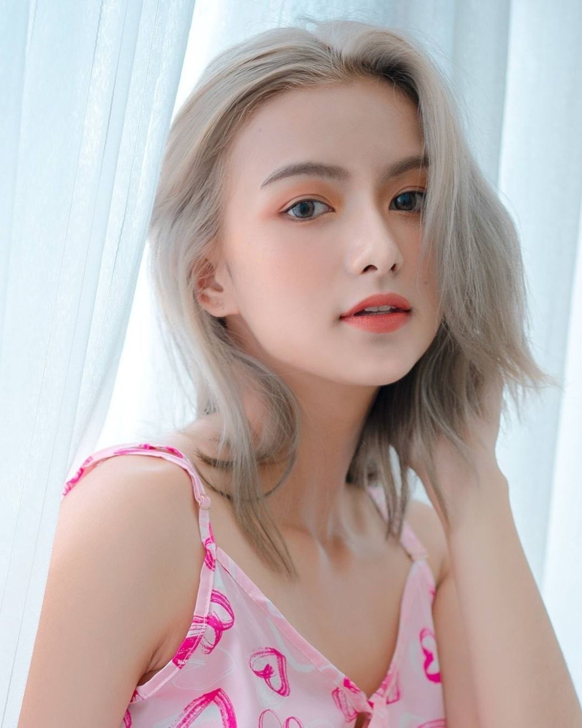 Tóc ngang vai mái dài nhuộm nâu trà sữa