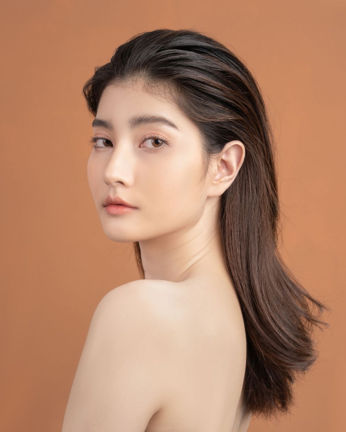 Tóc mái dài vuốt ngược 