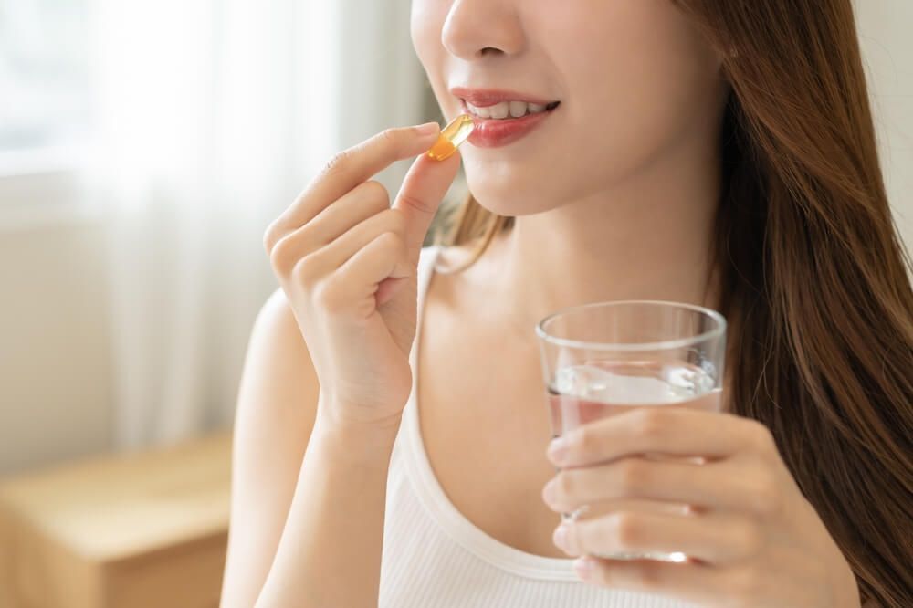 biotin mọc tóc thực phẩm chứa biotin trên bàn gỗ khoai lang cá hồi óc chó trứng gà phô mai quả bơ đậu phộng bông cải xanh nấm sữa chuối hạt bí ngô