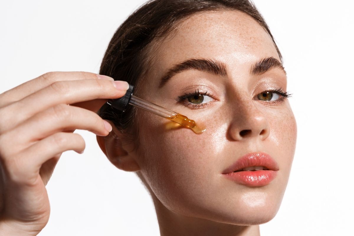 serum vitamin c có tác dụng thế nào cô gái thoa serum lên da
