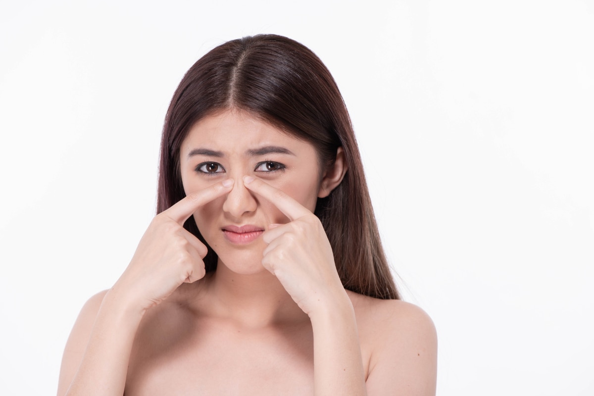 Cô gái nặn sợi bã nhờn ở mũi