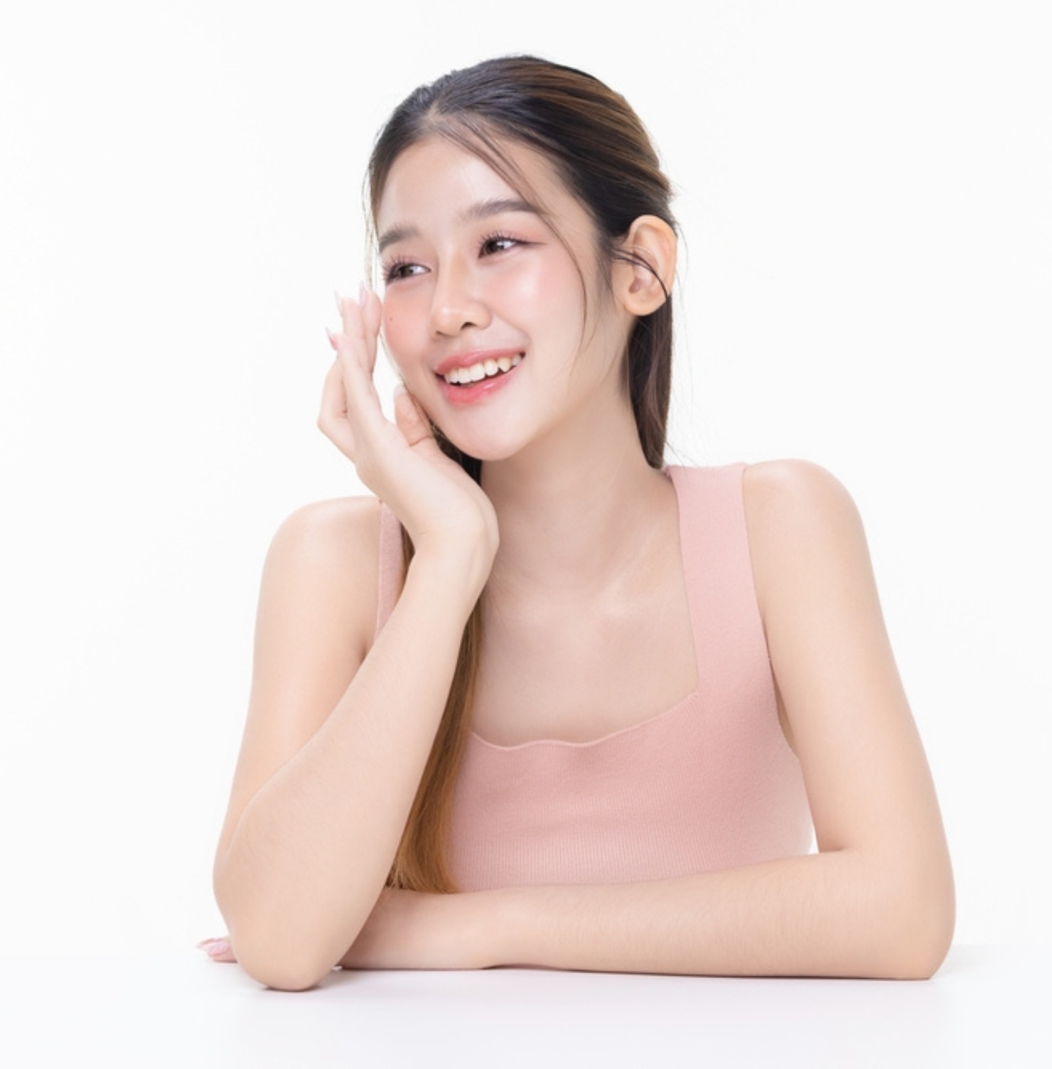 chăm sóc da mụn các bước chăm sóc da mụn vào buổi sáng cô gái cười tươi và chống tay lên má