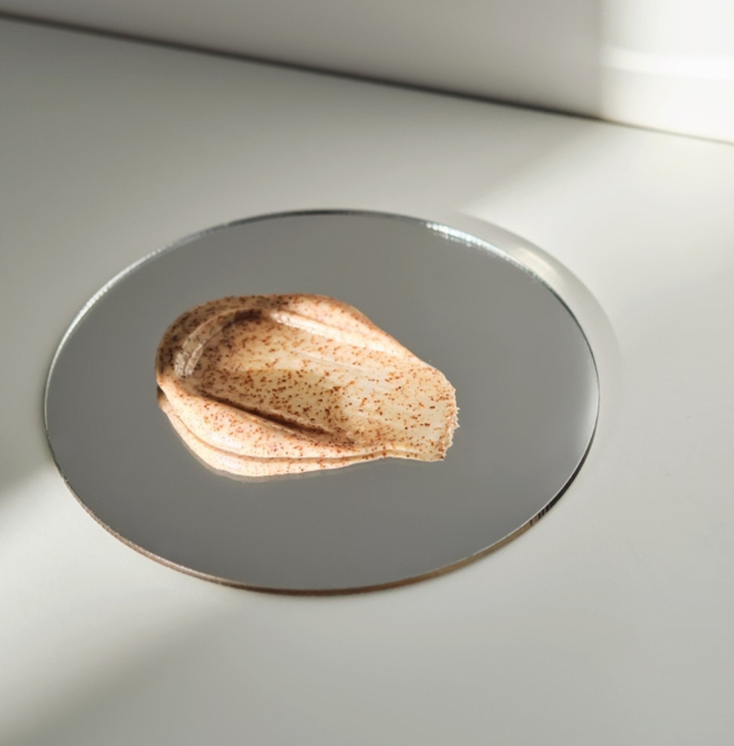 chăm sóc da mụn tẩy tế bào da chết khi cần thiết kem tẩy da chết dạng hạt trên tấm kính tròn