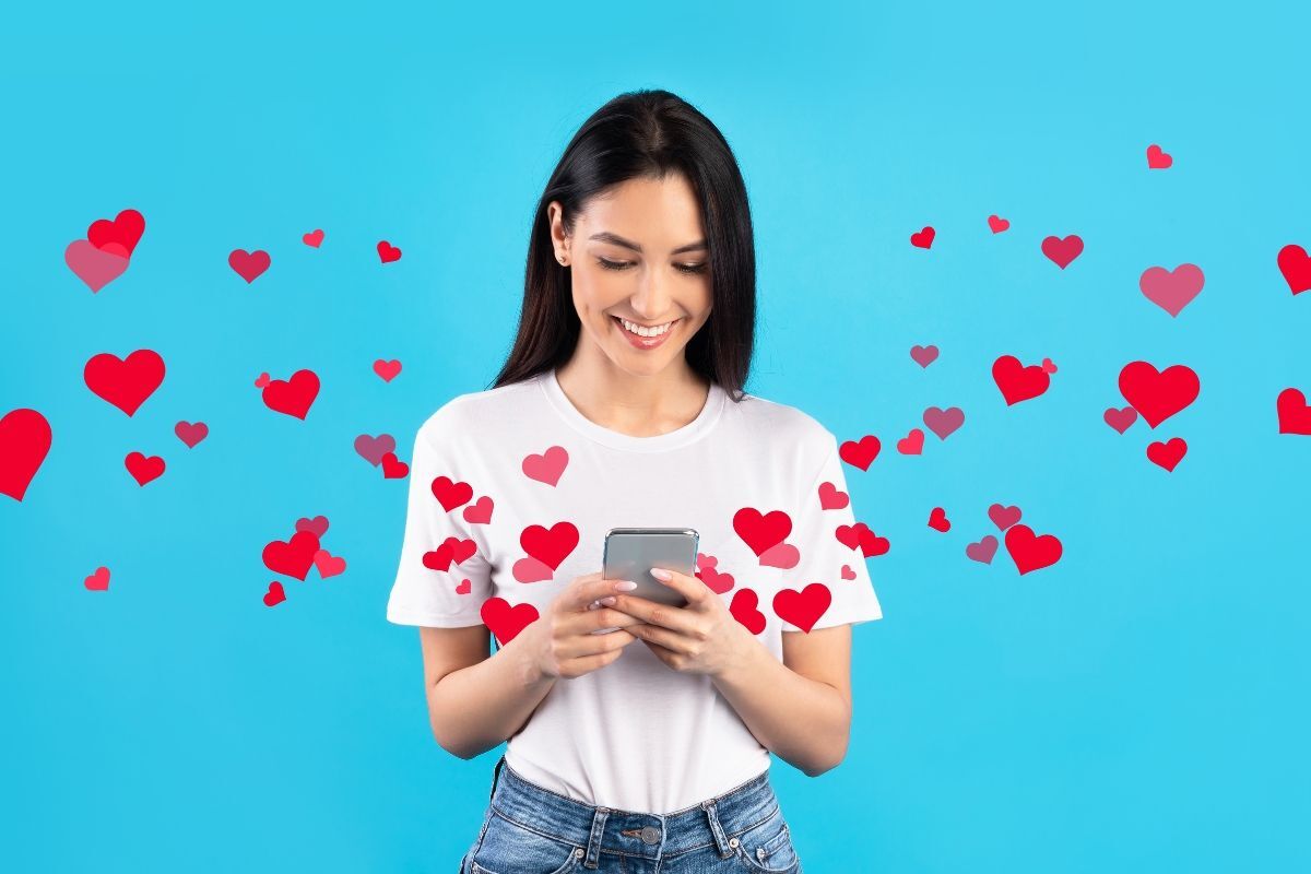 lỡ thích nhằm crush lạnh lùng đây chính là năm bí quyết cho bạn cô gái mặc áo trắng quần jean nhắn tin trái tim bay xung quanh