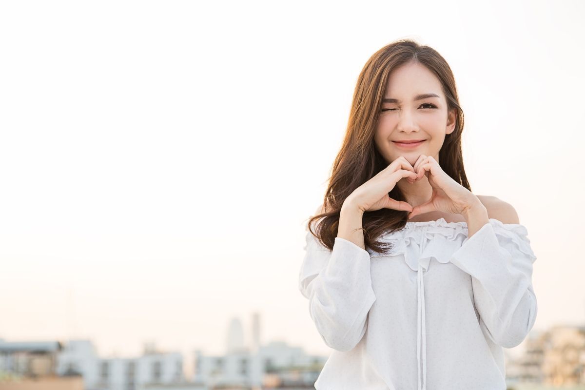 lỡ thích nhằm crush lạnh lùng đây chính là năm bí quyết cho bạn cô gái mặc áo trễ vai màu trắng làm tay hình trái tim nháy mắt
