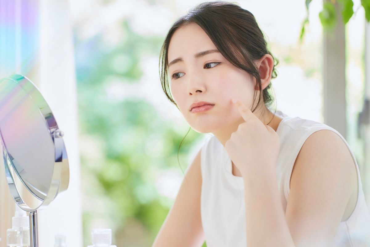 Da mặt bị kho cô gái đang soi gương