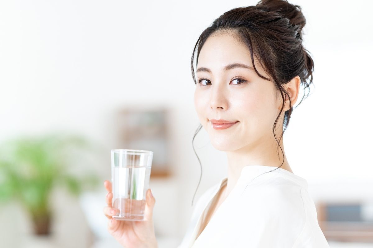 Cách trị da bị mặt khô hiệu quả từ bên trong bằng cách uống nước