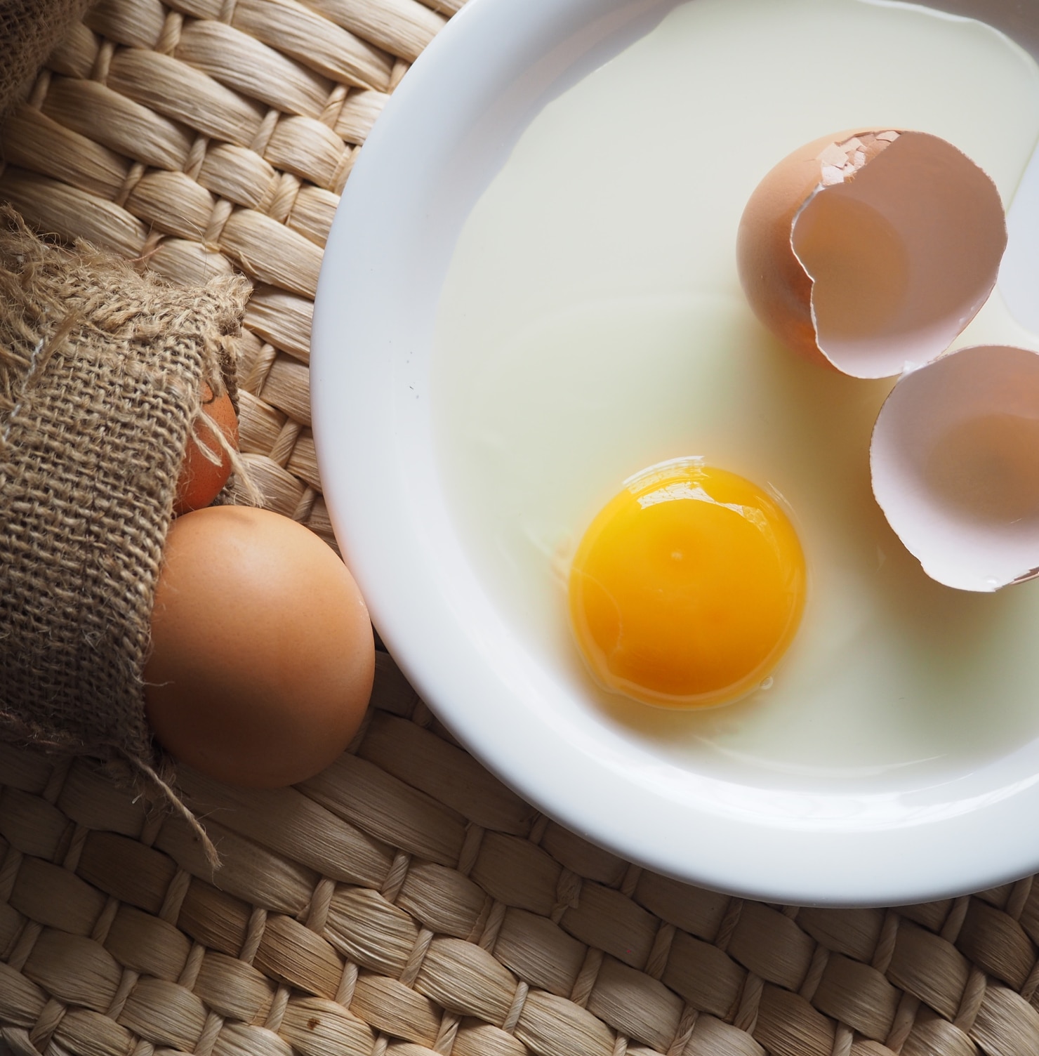 cách trị thâm nách cách trị thâm nách bằng trứng gà lòng đỏ trứng gà và vỏ trứng đặt trên đĩa tròn