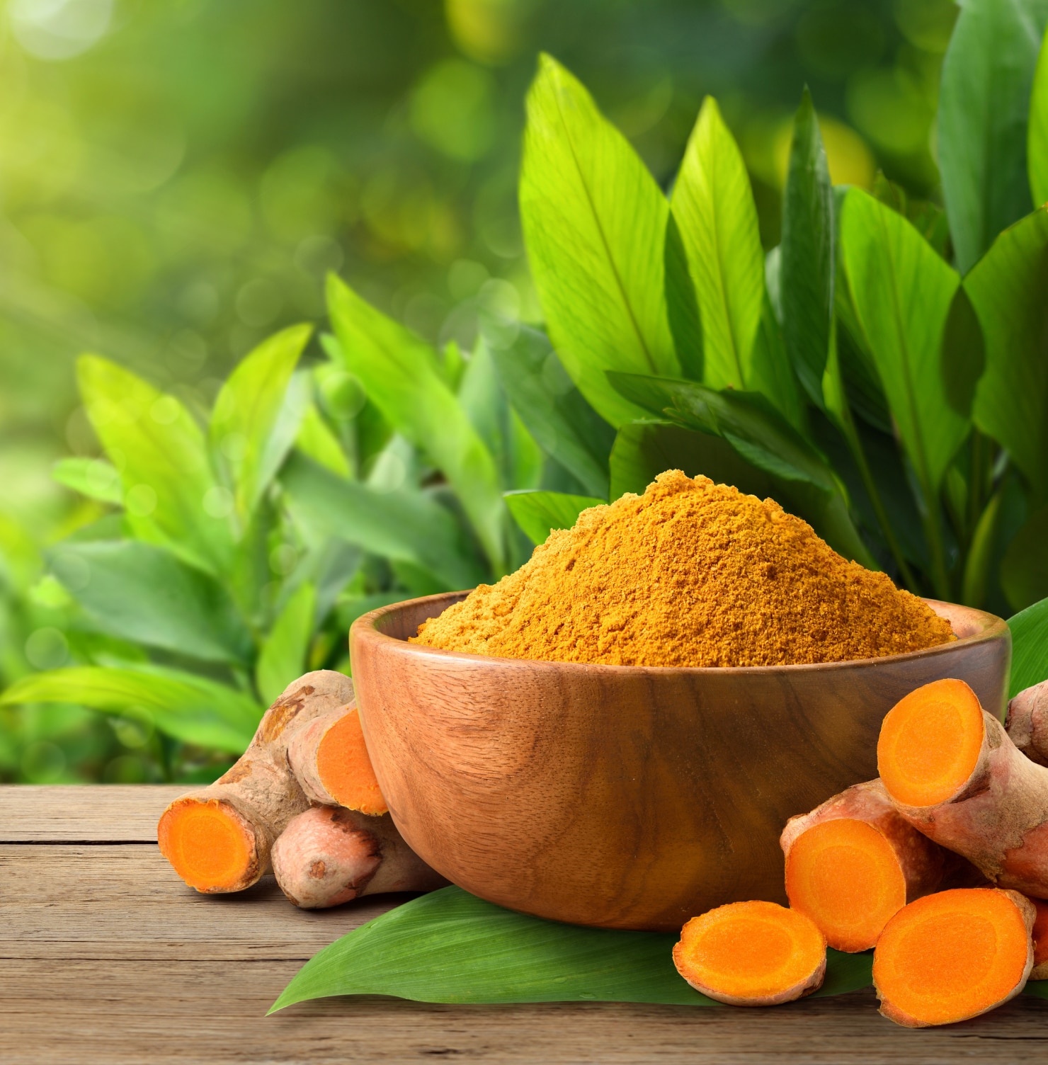 cách trị thâm nách trị thâm nách bằng nghệ tươi tinh bột nghệ màu cam đựng trong bát gỗ nâu