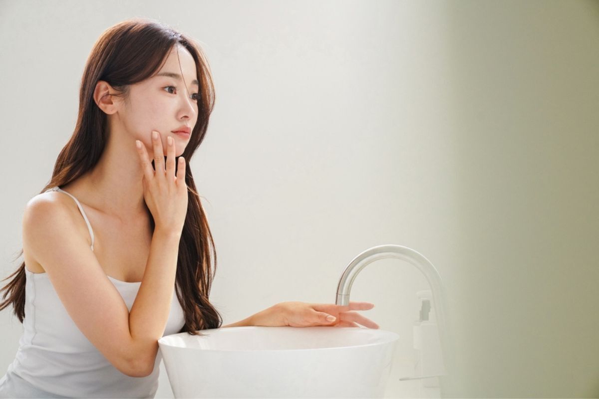 da sần sùi những nguyên nhân khiến da bị sần sùi cô gái đặt tay lên bồn rửa mặt với biểu cảm lo lắng