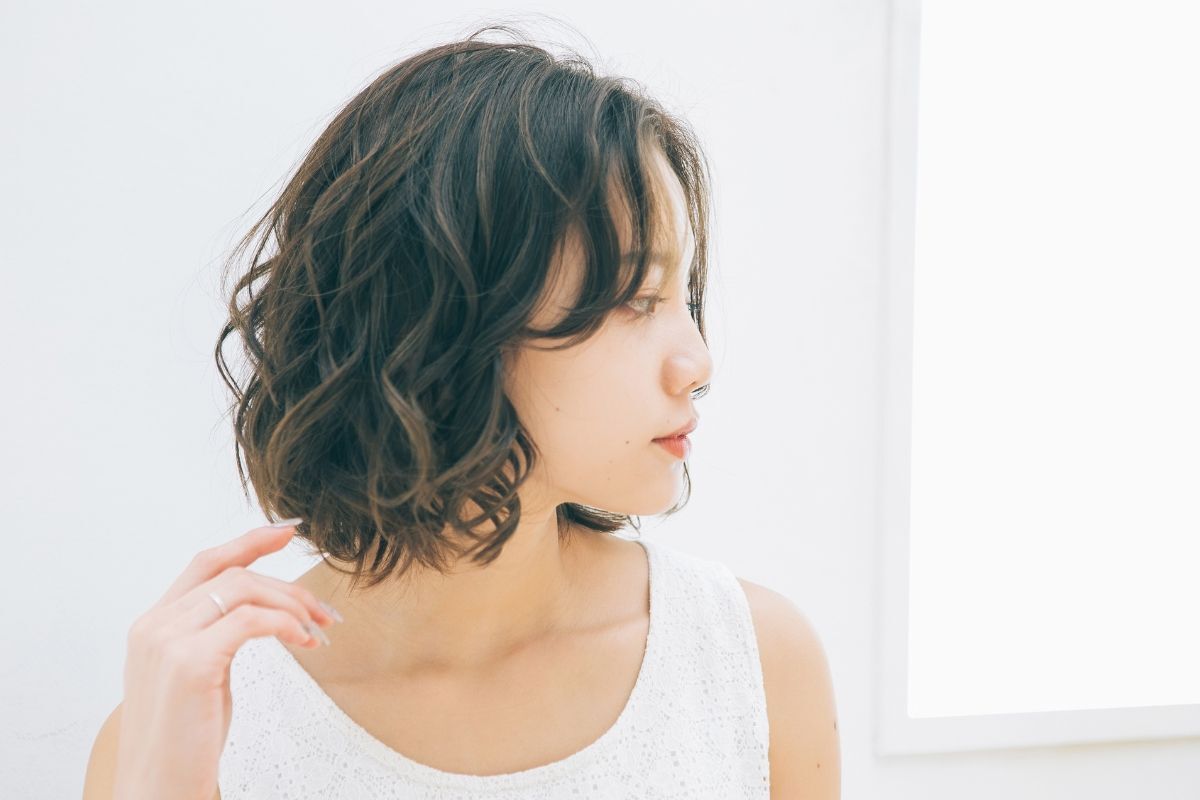 Kiểu tóc nữ đẹp trẻ trung 2024 tóc uốn lọn