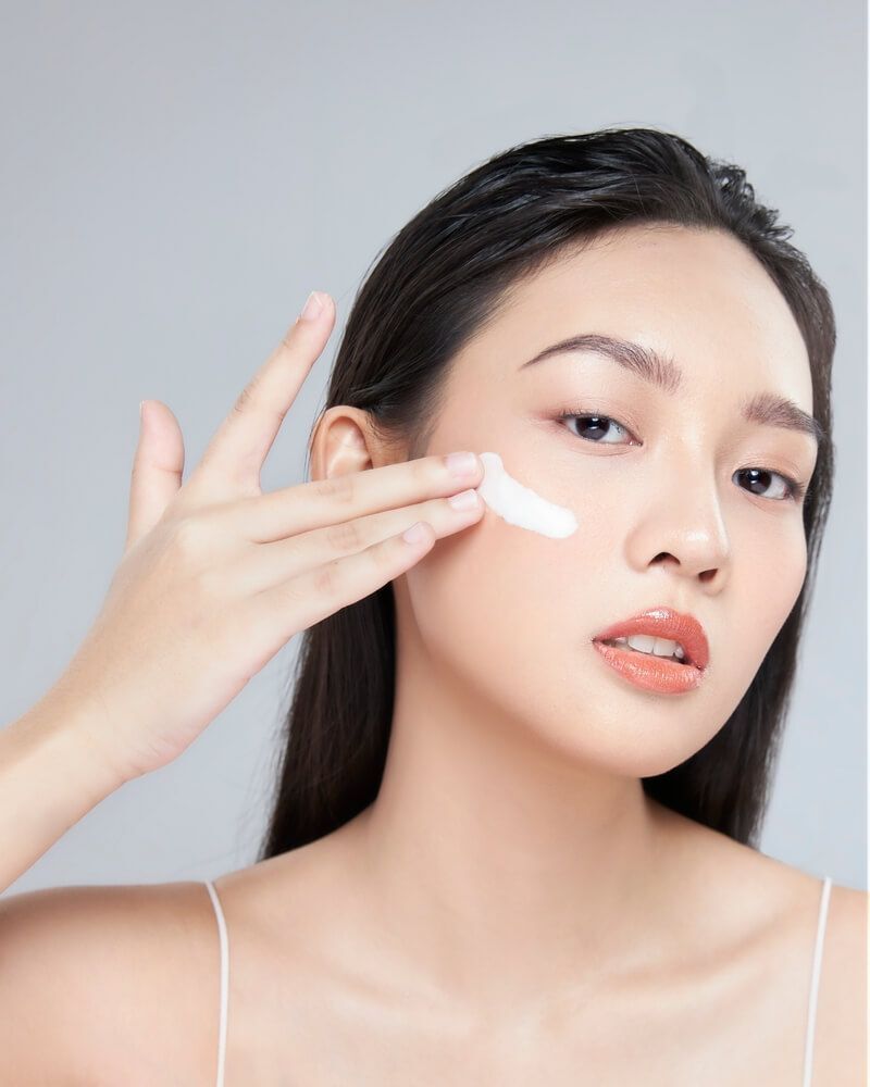 da sần sùi chú ý việc dưỡng ẩm da mặt cô gái đang thoa kem dưỡng lên mặt