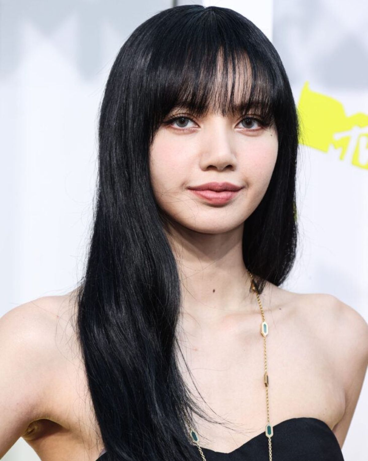 Kiểu tóc nữ đẹp trẻ trung 2024 tóc thẳng mái bằng