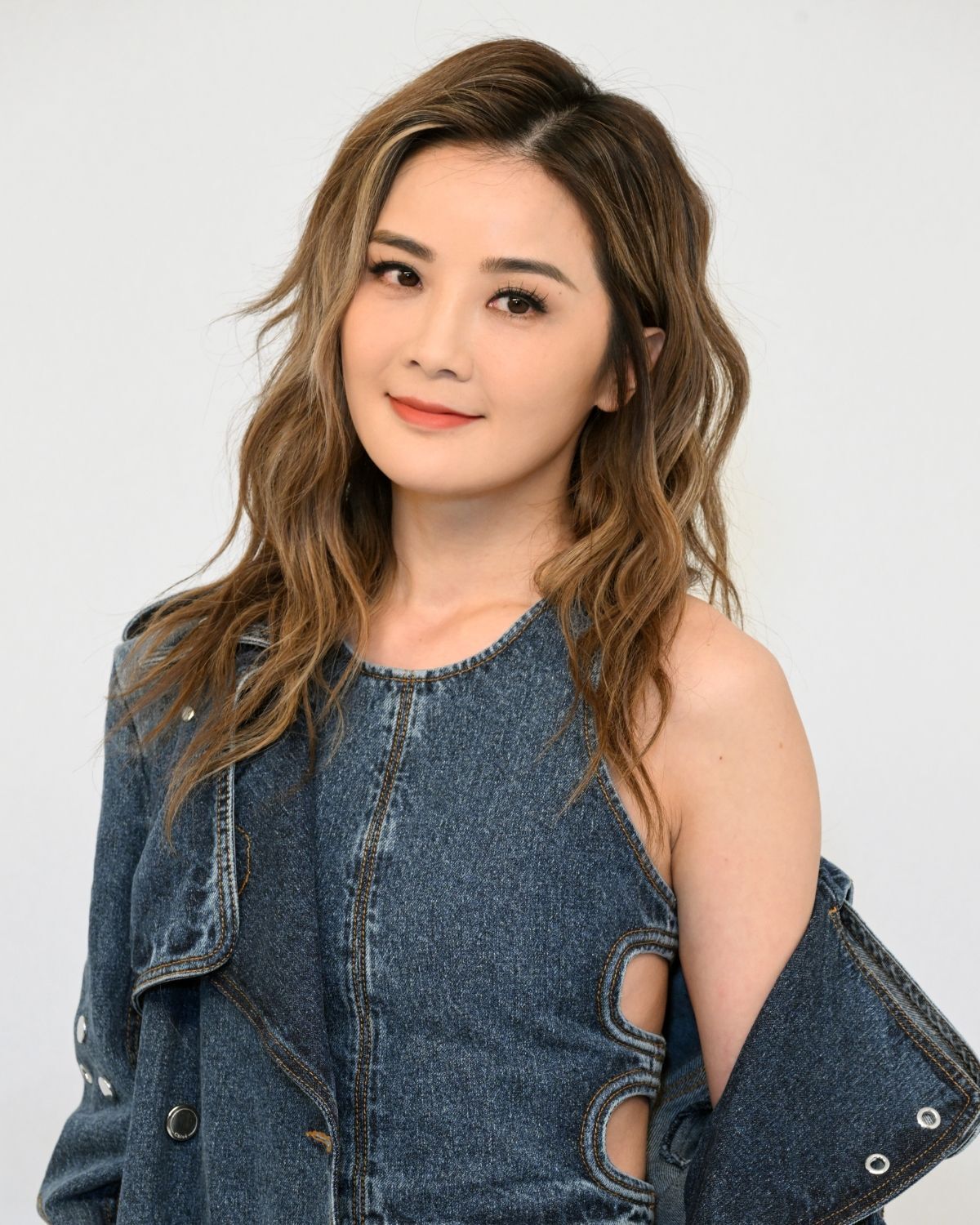 Kiểu tóc nữ đẹp trẻ trung 2024 tóc xoăn sóng nước