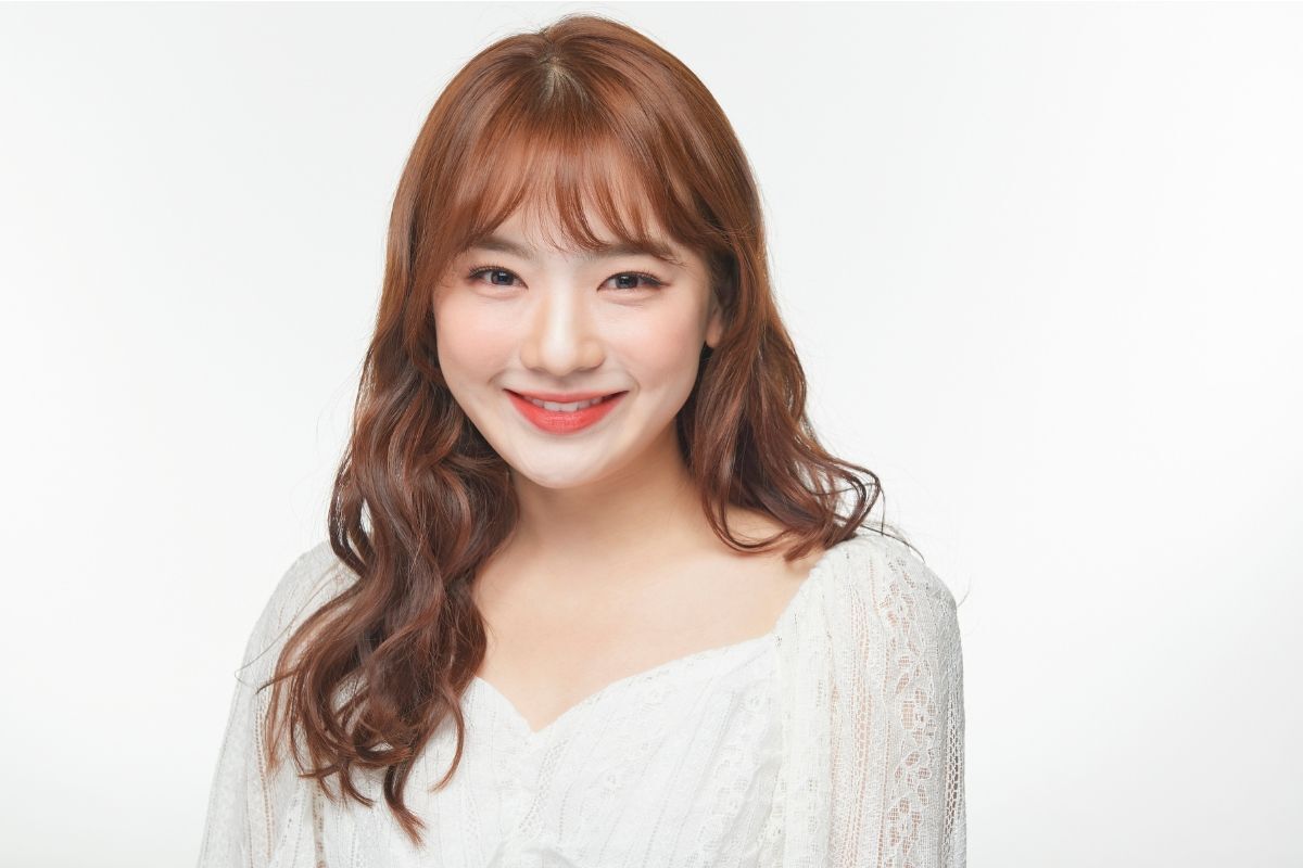 Kiểu tóc nữ đẹp trẻ trung 2024 tóc uốn mái thưa