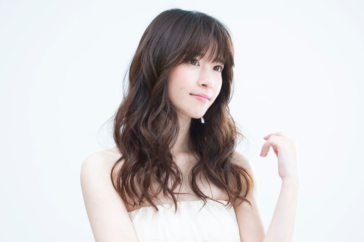 Kiểu tóc nữ đẹp trẻ trung 2024 tóc uốn mái thưa 