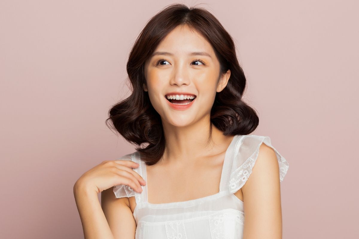 Kiểu tóc nữ đẹp trẻ trung 2024 tóc ngang vai uốn gợn sóng