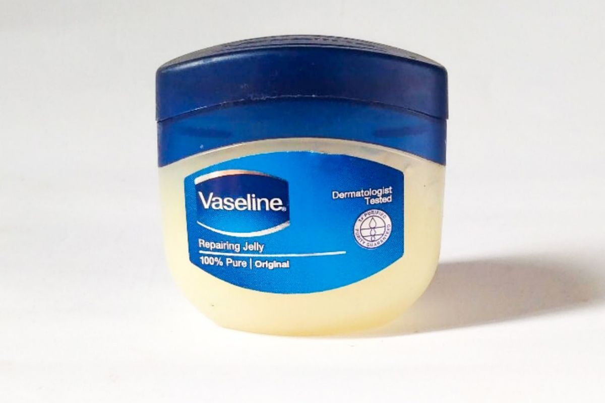 son dưỡng môi vaseline