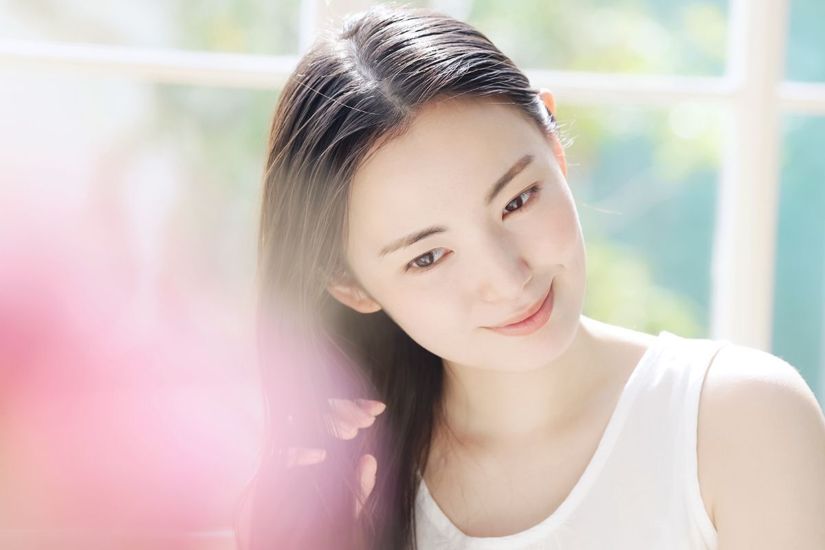 Hoa mẫu đơn cô gái đang ngồi vuốt tóc 