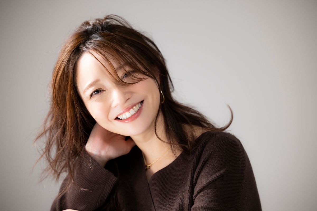 tóc màu nâu tây lạnh cô gai tóc gợn sóng ngang vai cười tươi mặc áo đen