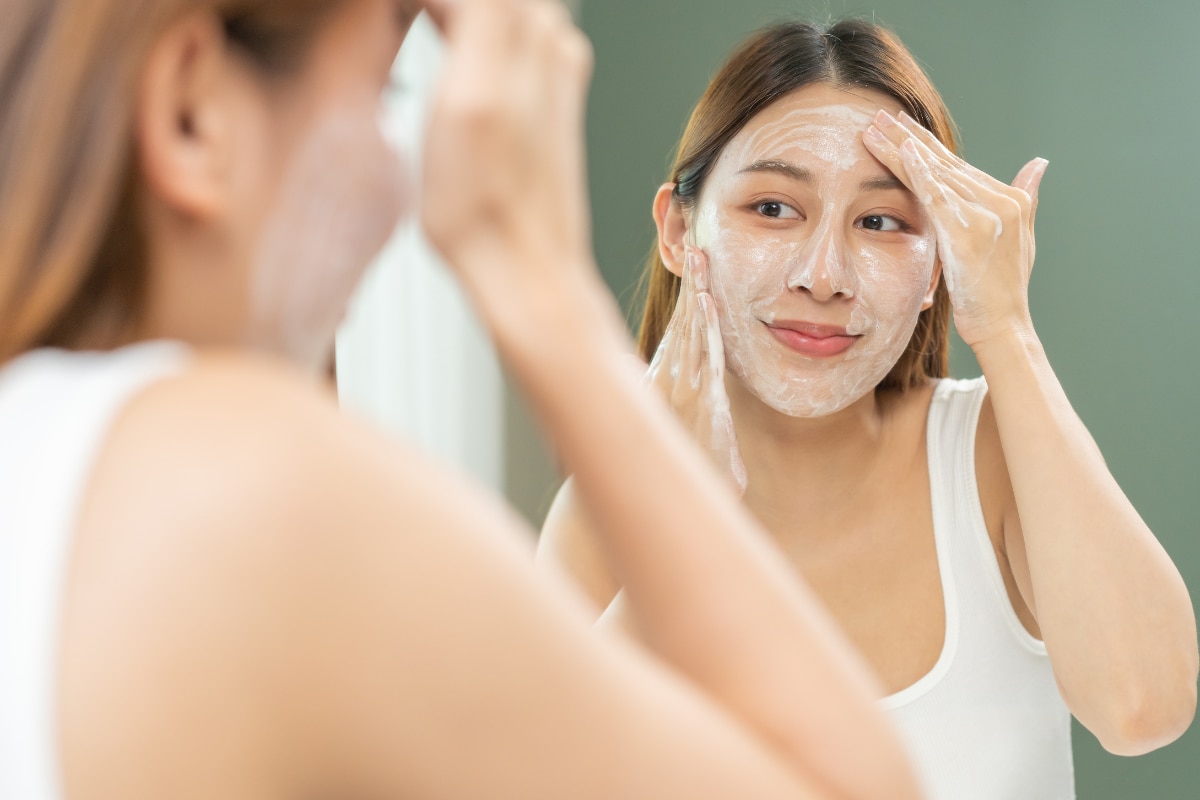 skincare cho da dầu mụn cô gái làm sạch da với sữa rửa mặt dành cho da dầu mụn