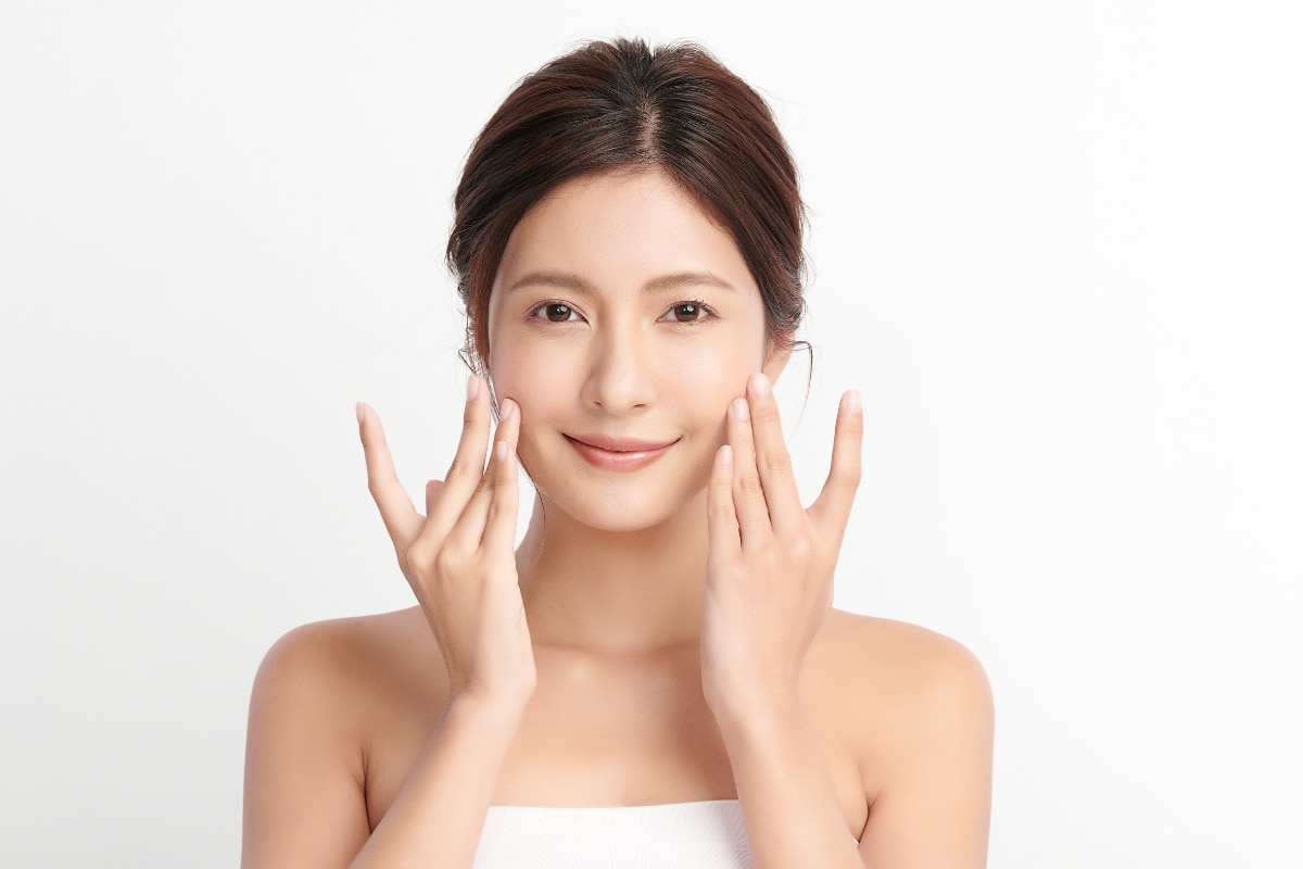 skincare cho da dầu mụn cô gái sử dụng tẩy tế bào chết hoá học cho da dầu mụn