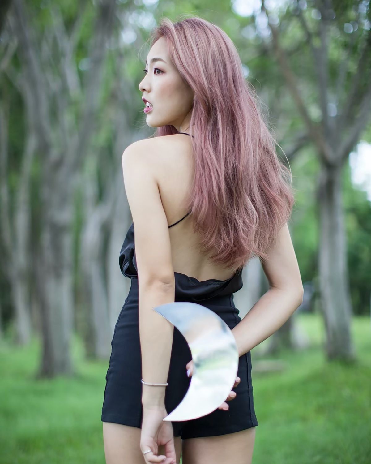 Màu tóc khói nhuộm sáng da