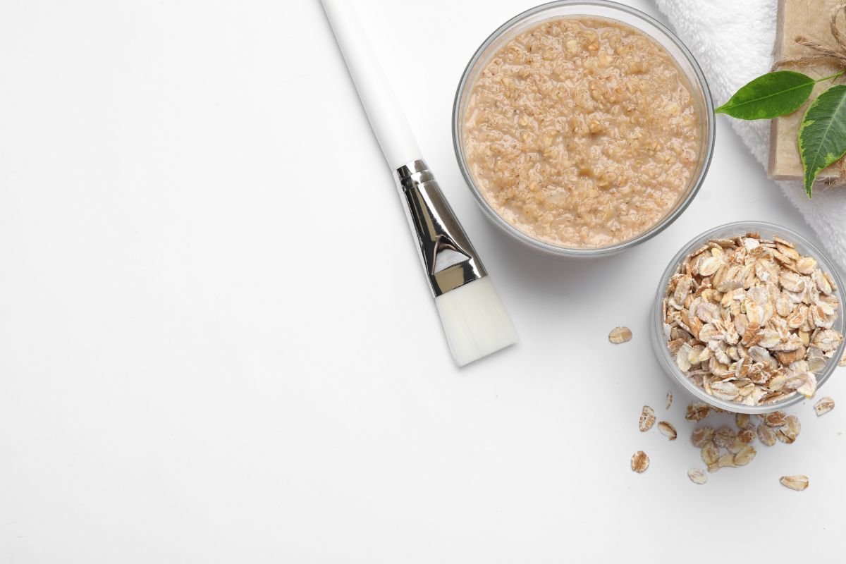 mặt nạ nâng cơ yến mạch và bột yến mạch trộn với nước