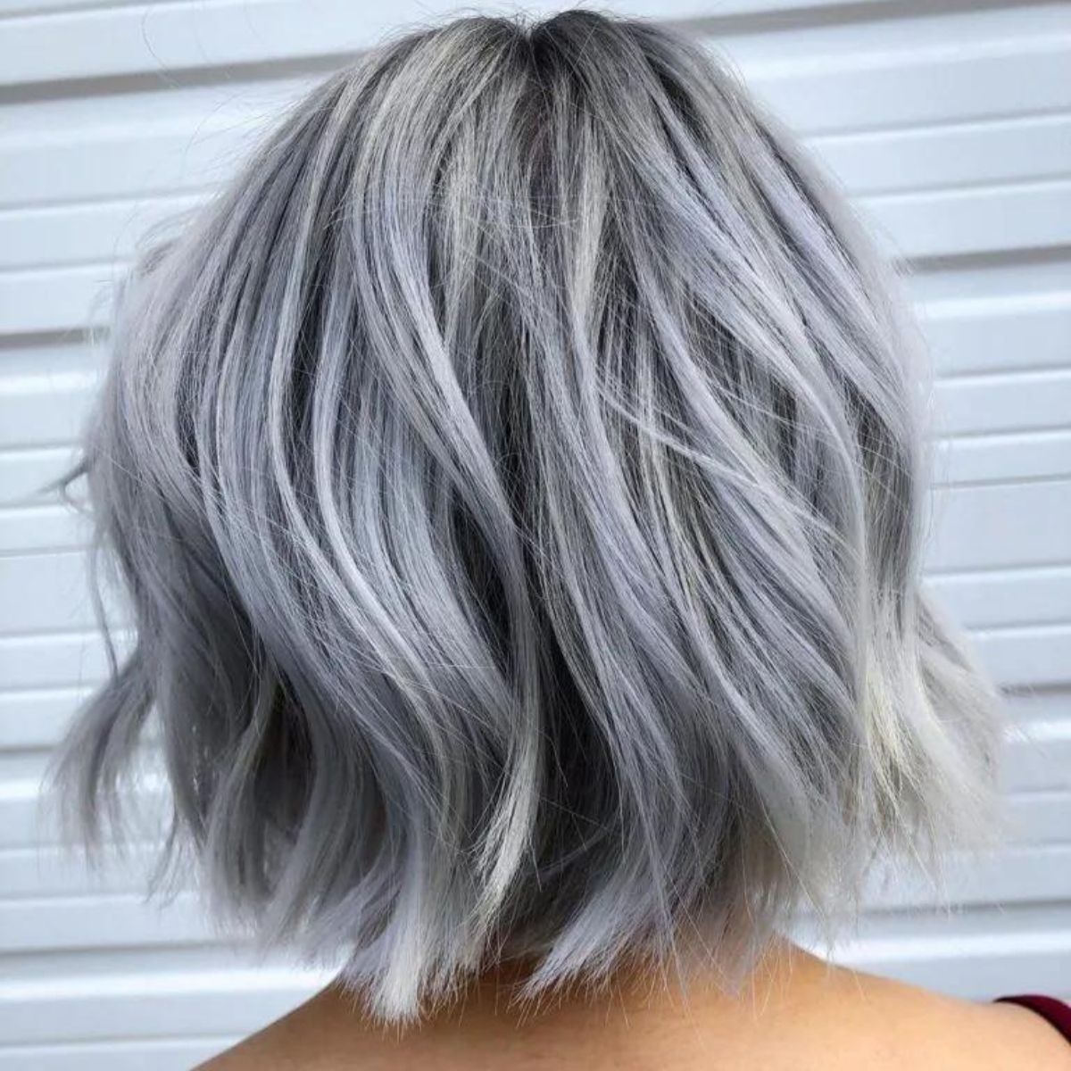 Màu tóc khói nhuộm sáng da