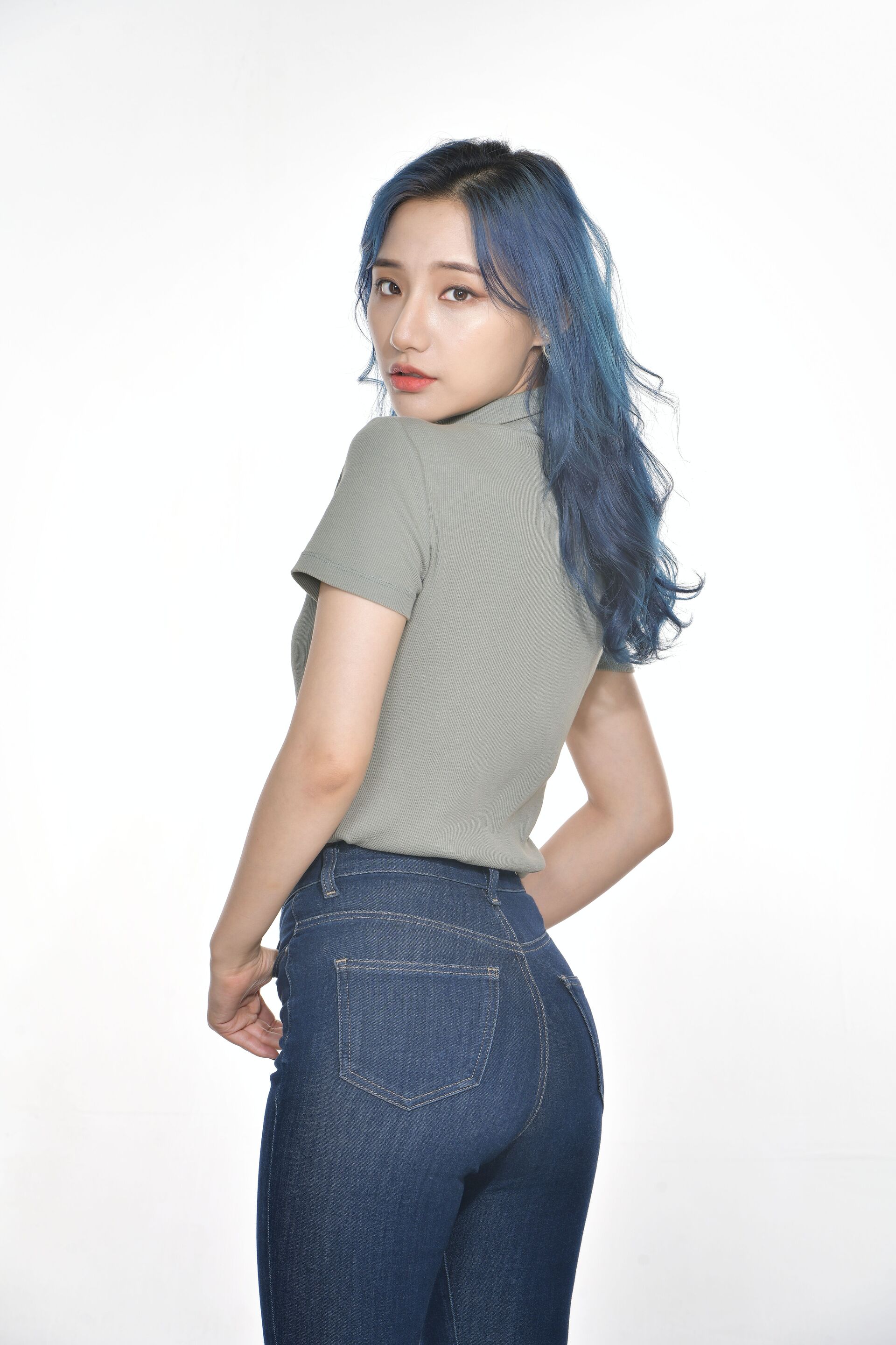 Màu tóc khói nhuộm sáng da