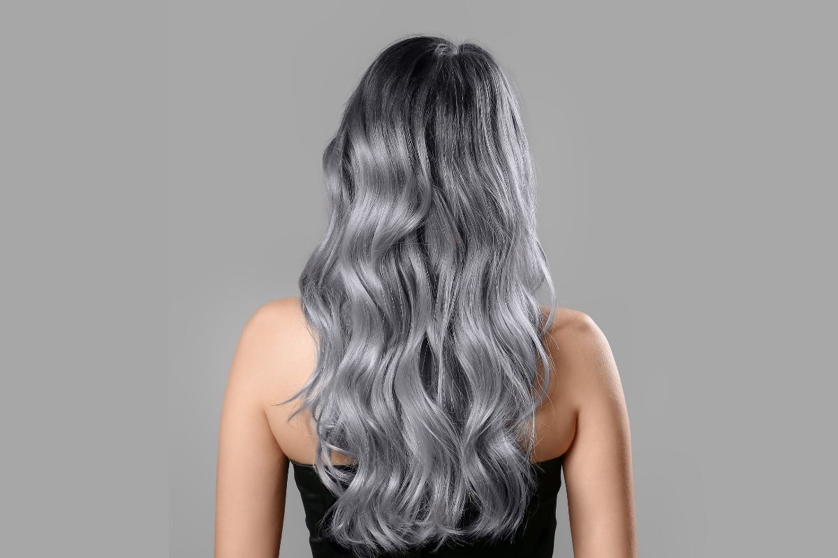 Màu tóc khói nhuộm sáng da