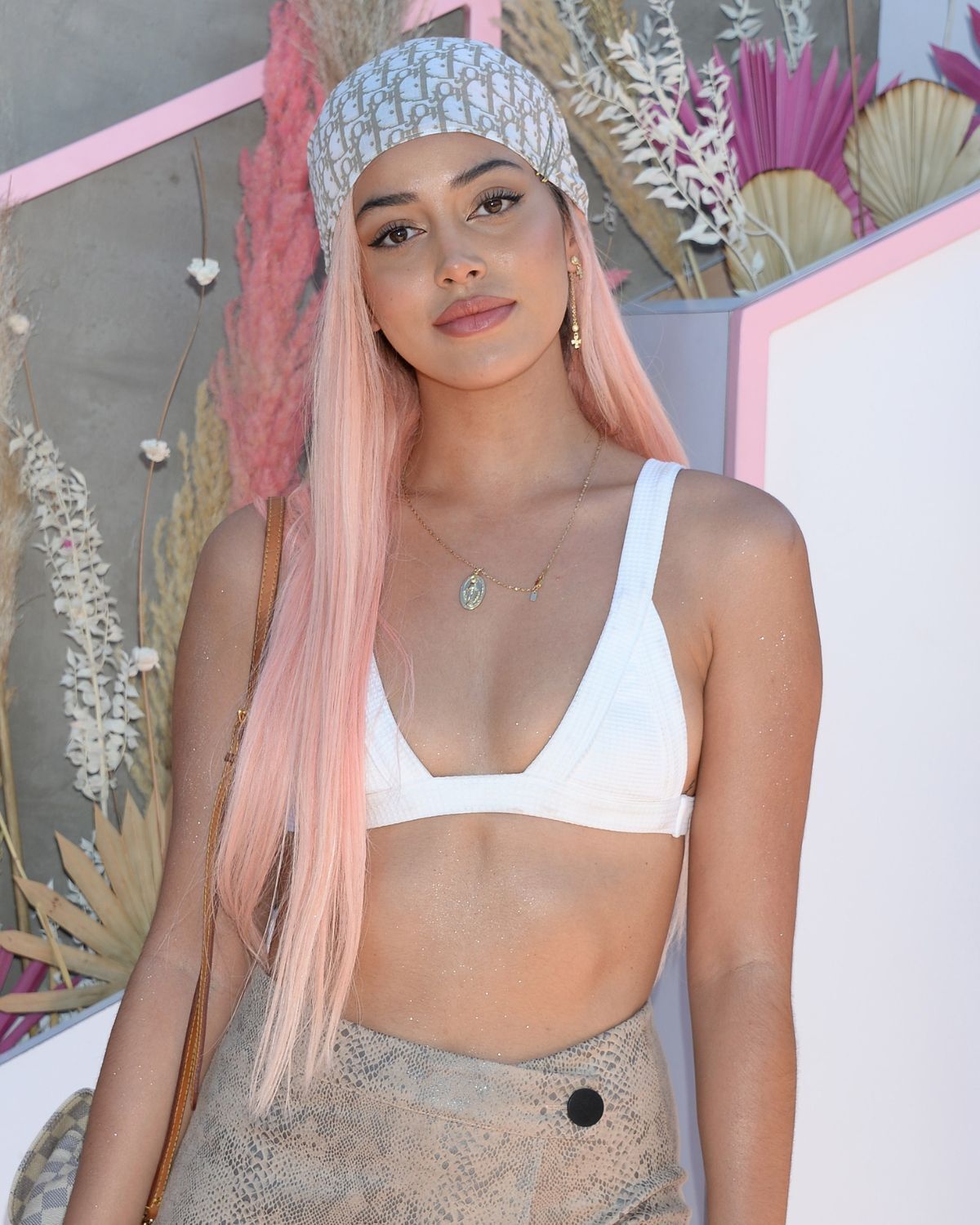 Màu tóc hồng vàng làm sáng da