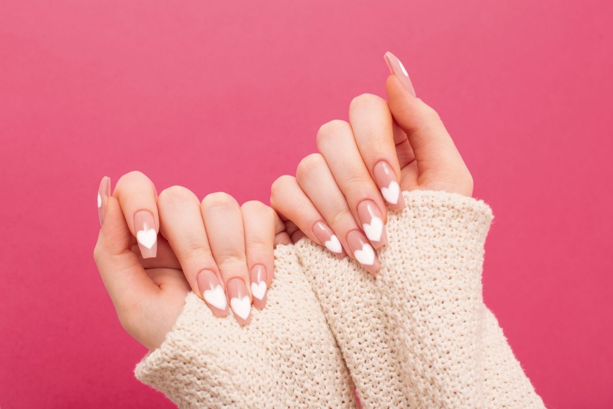 nail màu trắng sữa hình trái tim màu trắng trên nền hồng 