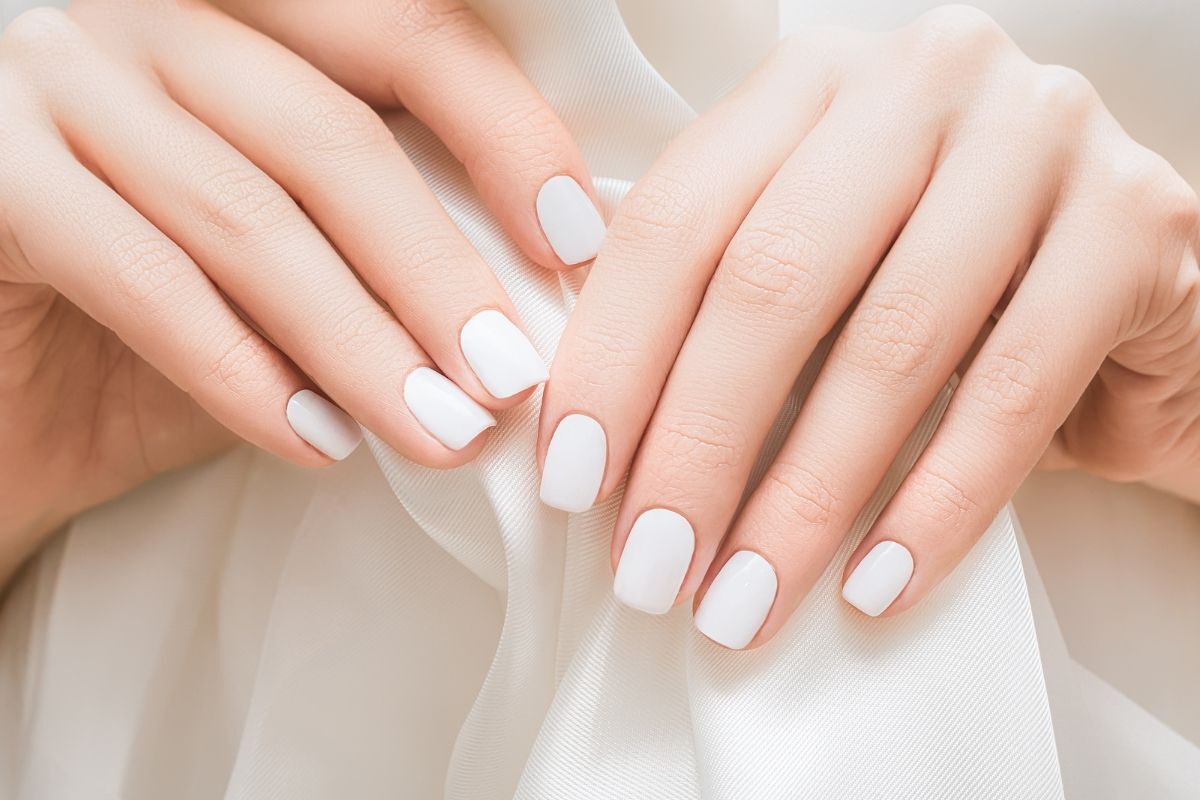 nail màu trắng sữa bàn tay 10 ngón màu trắng sữa cầm miếng vải trắng