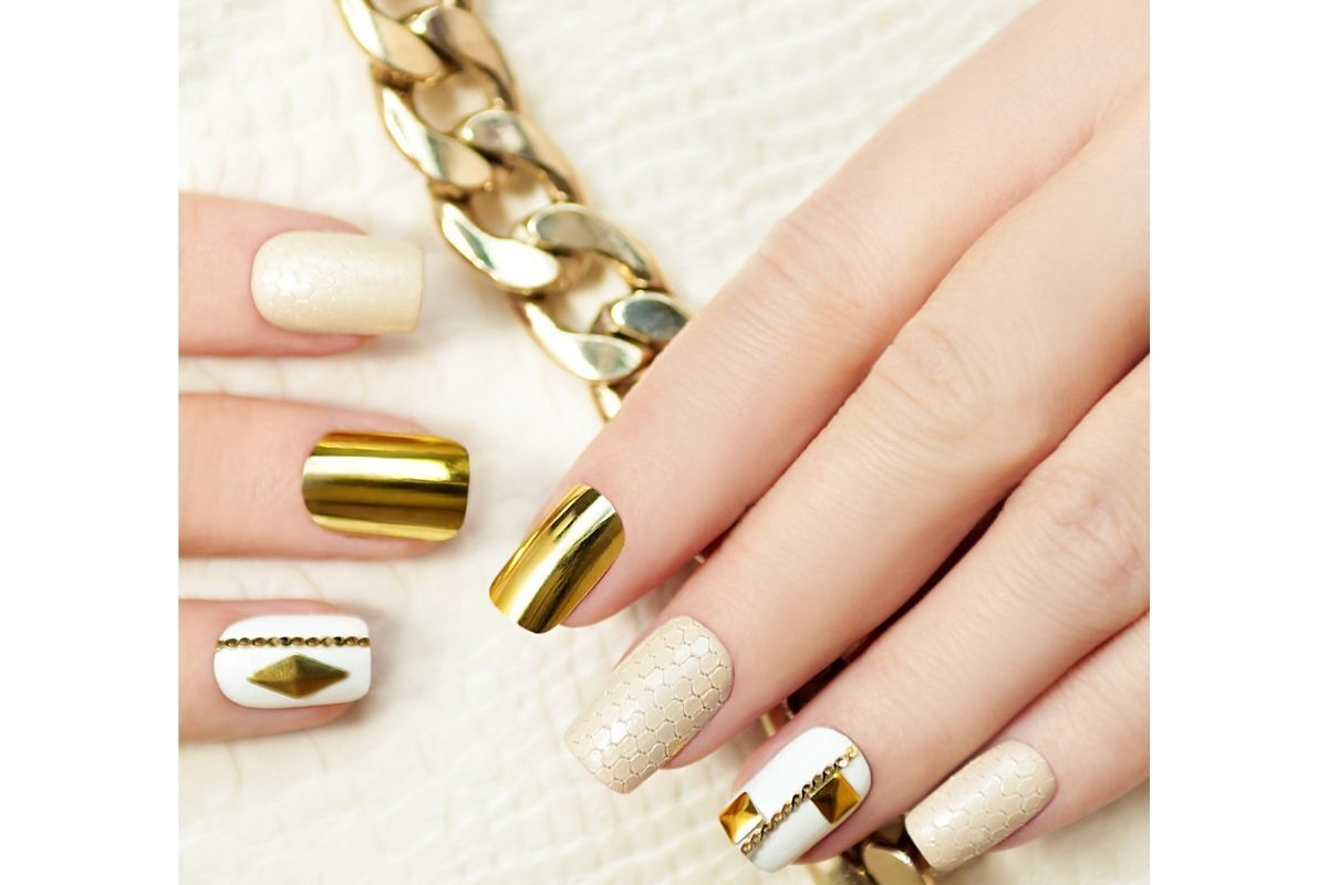 nail màu vàng móng màu be màu vàng tráng gương màu trắng vẽ họa tiết màu vàng ánh kim dây xích vàng trên nền trắng