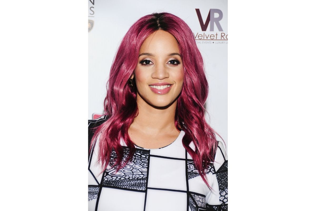 Cô gái nhuộm tóc nâu đỏ ánh tím mặc áo kẻ ô vuông màu trắng và đen