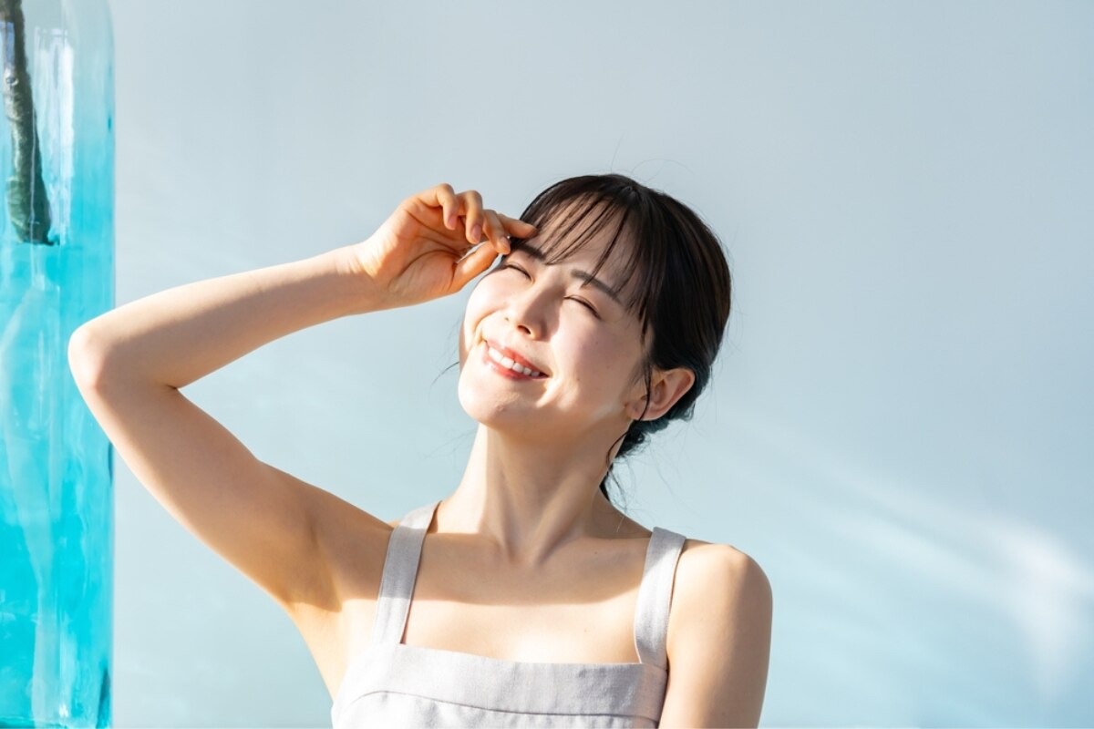 cách trị gàu mảng cô gái đang tắm nắng với mục đích giảm gàu mảng trên da đầu