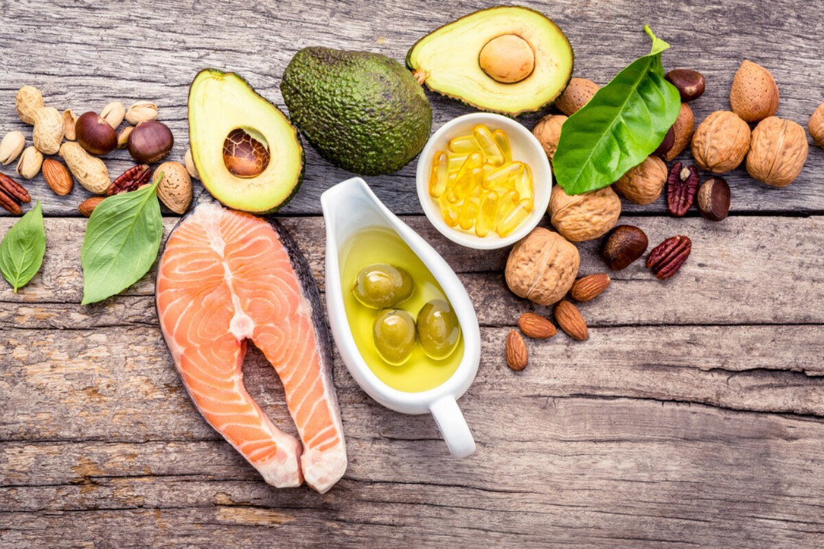 cách trị gàu mảng các loại thịt cá, rau củ bày trên bàn gỗ có chứa nhiều vitamin và omega 3 ngăn ngừa gàu mảng