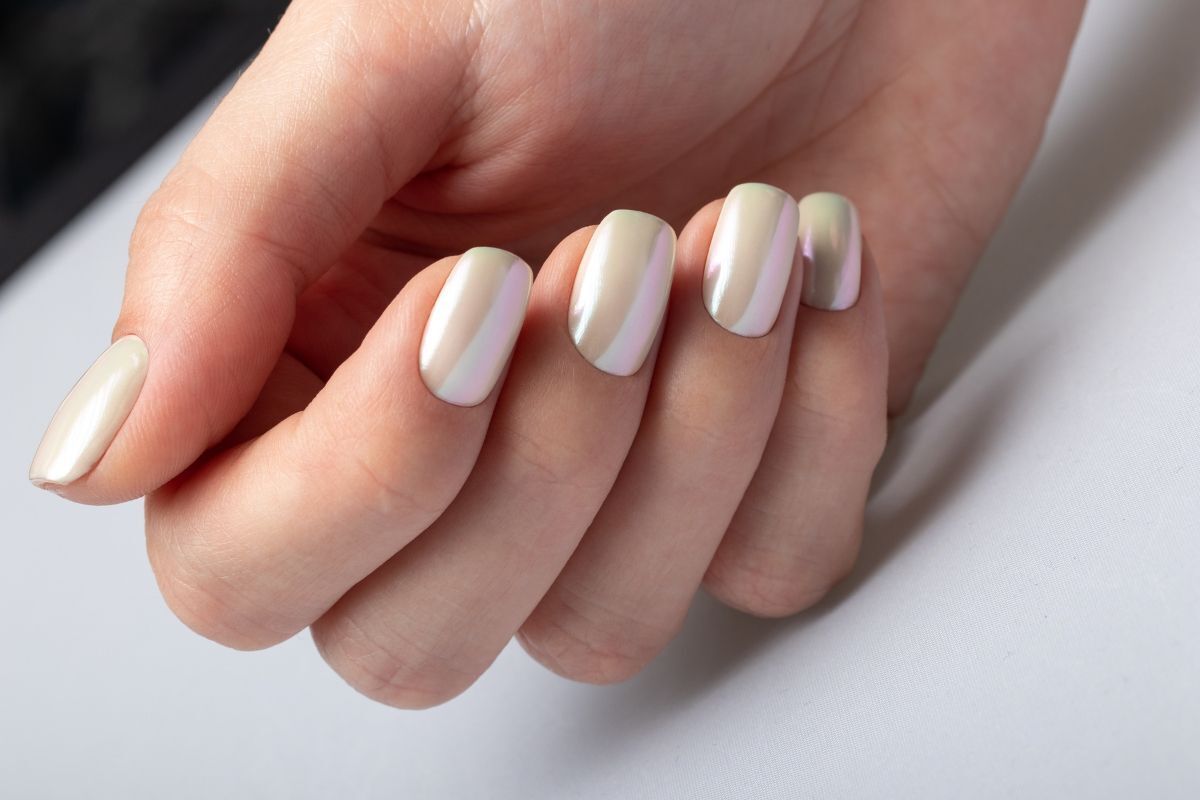 nail xà cừ bàn tay màu xà cừ trắng óng ánh