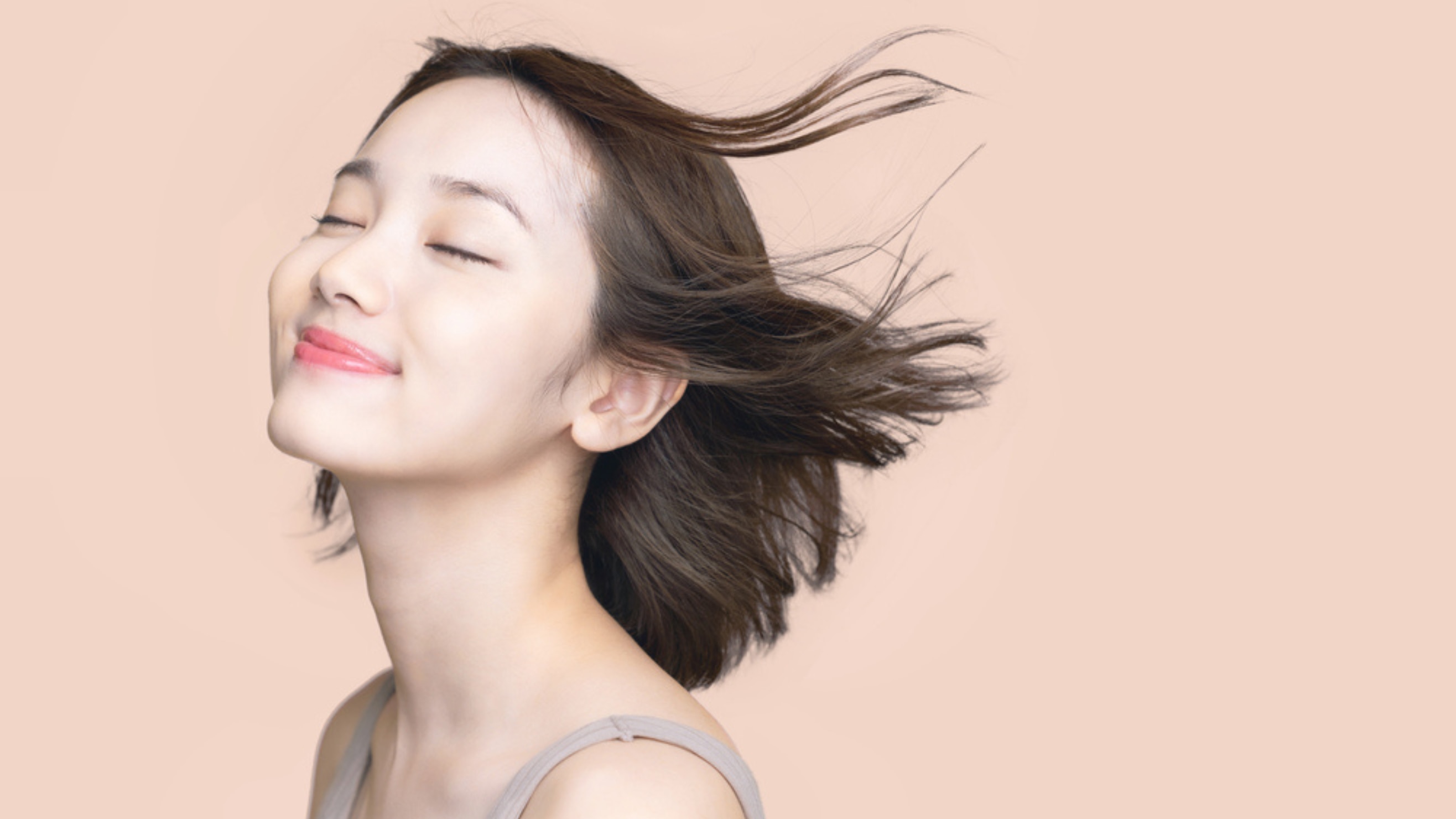 cách trị gàu mảng cô gái nhắm mắt, thư giãn với mái tóc mềm mượt và sạch gàu mảng