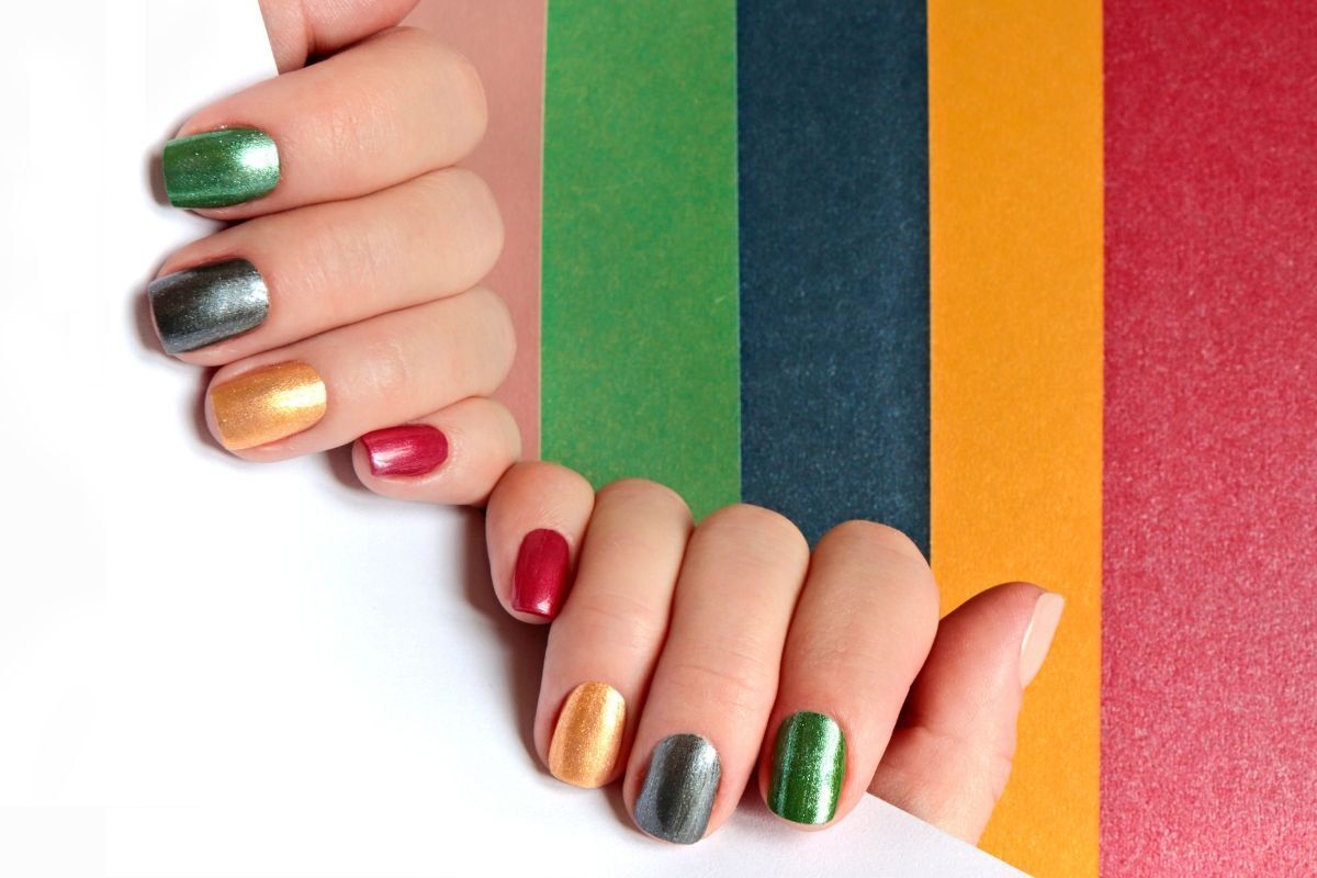 Nail xà cừ hai bàn tay đủ màu ánh xà cừ trên nền trắng và cầu vồng