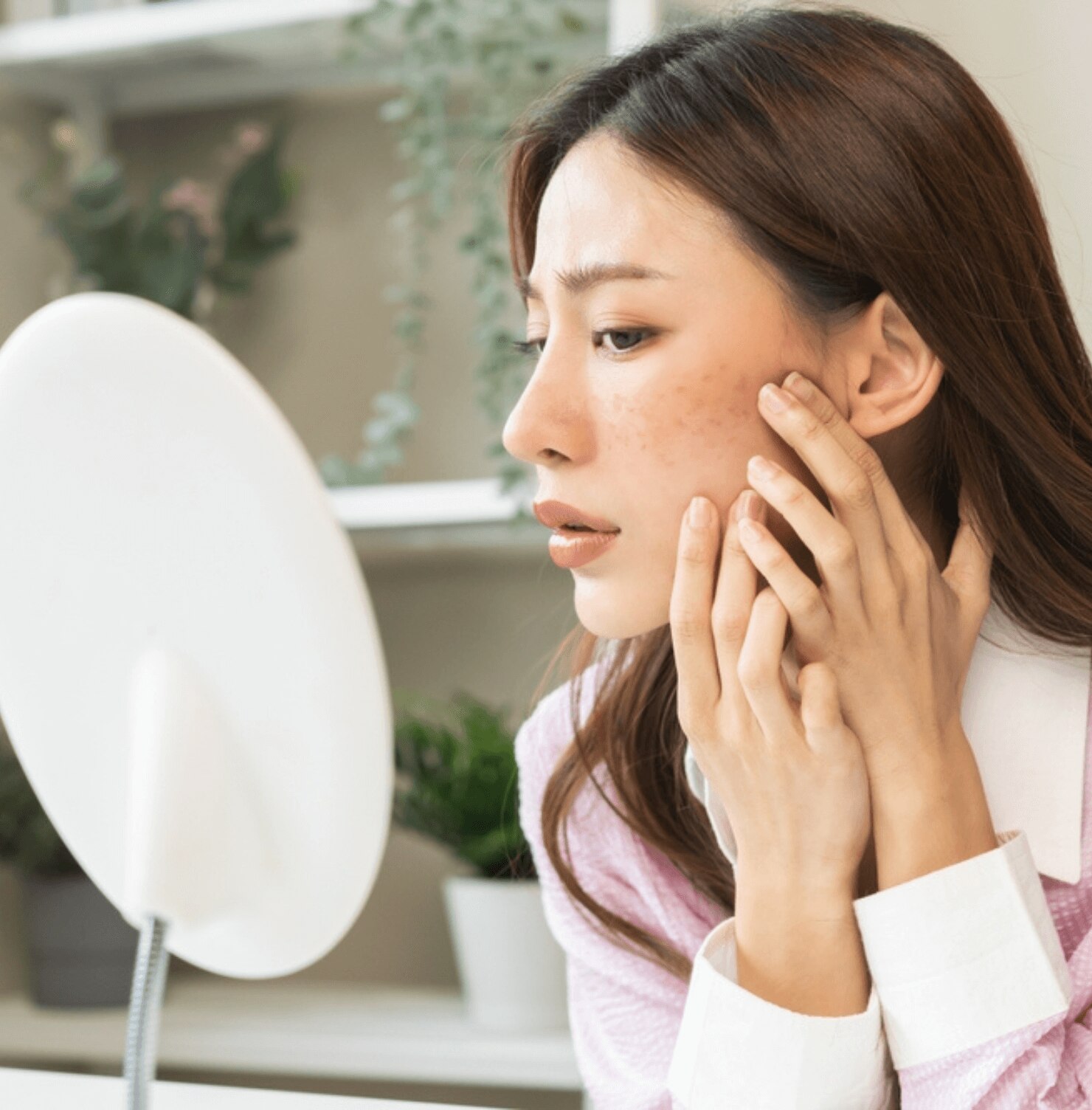 da không đều màu cô gái soi gương trên mặt có mảng đen sạm và tàn nhang