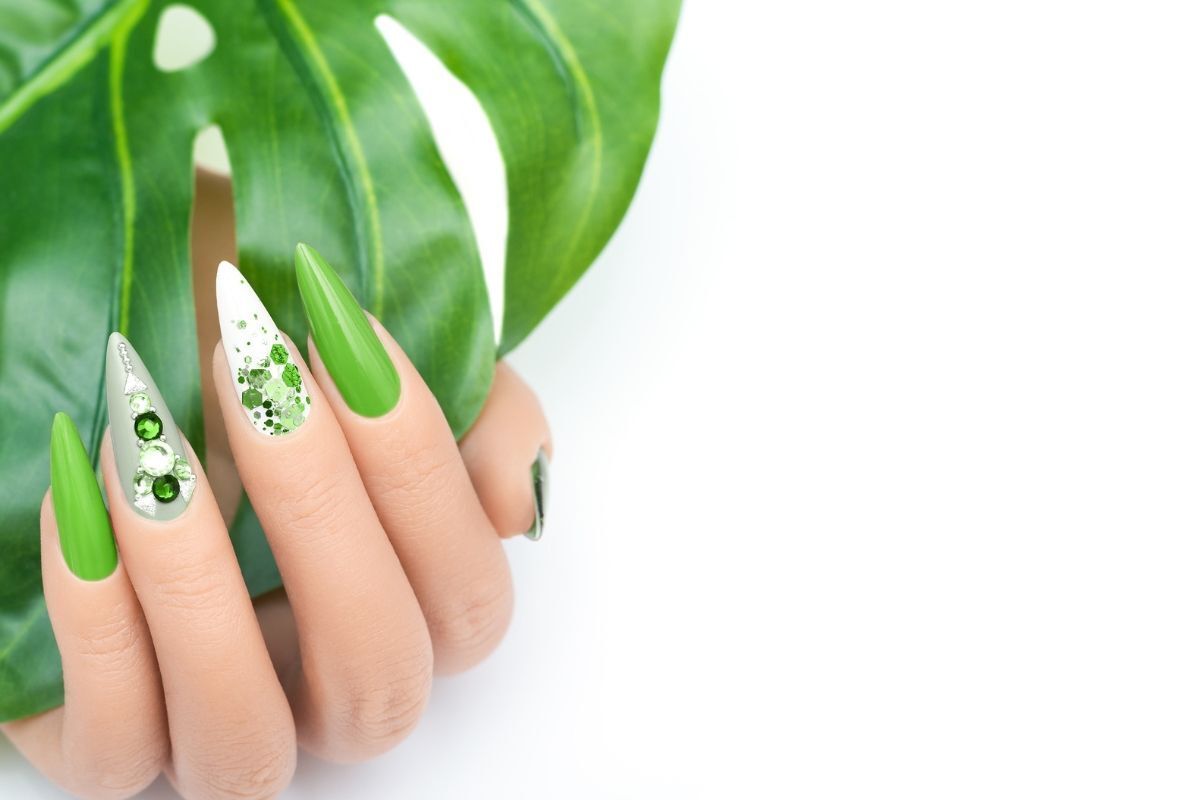 nail màu xanh rêu đính đá