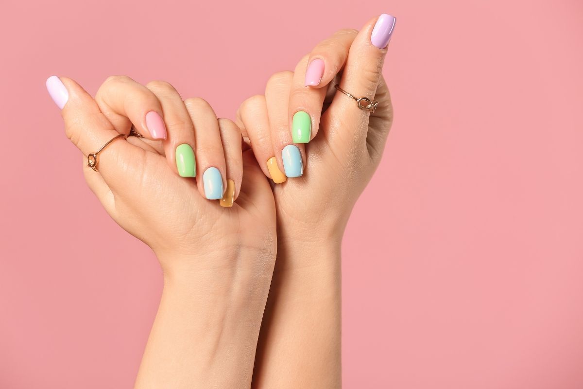 nail trơn đẹp màu hồng màu xanh lá màu xanh dương nhạt màu cam nhạt pastel trên nền hồng