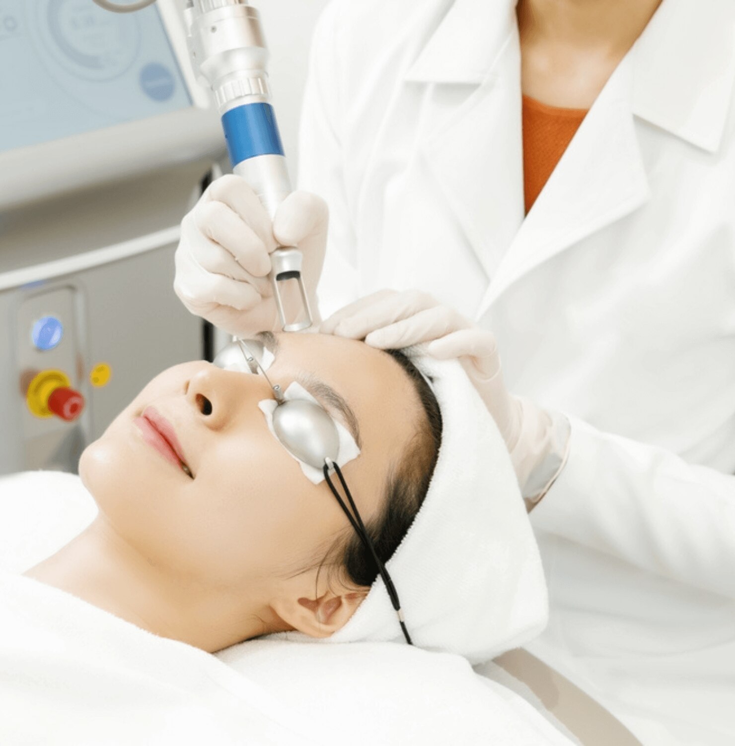 da không đều màu cô gái được bịt mắt và đang điều trị bằng tia laser