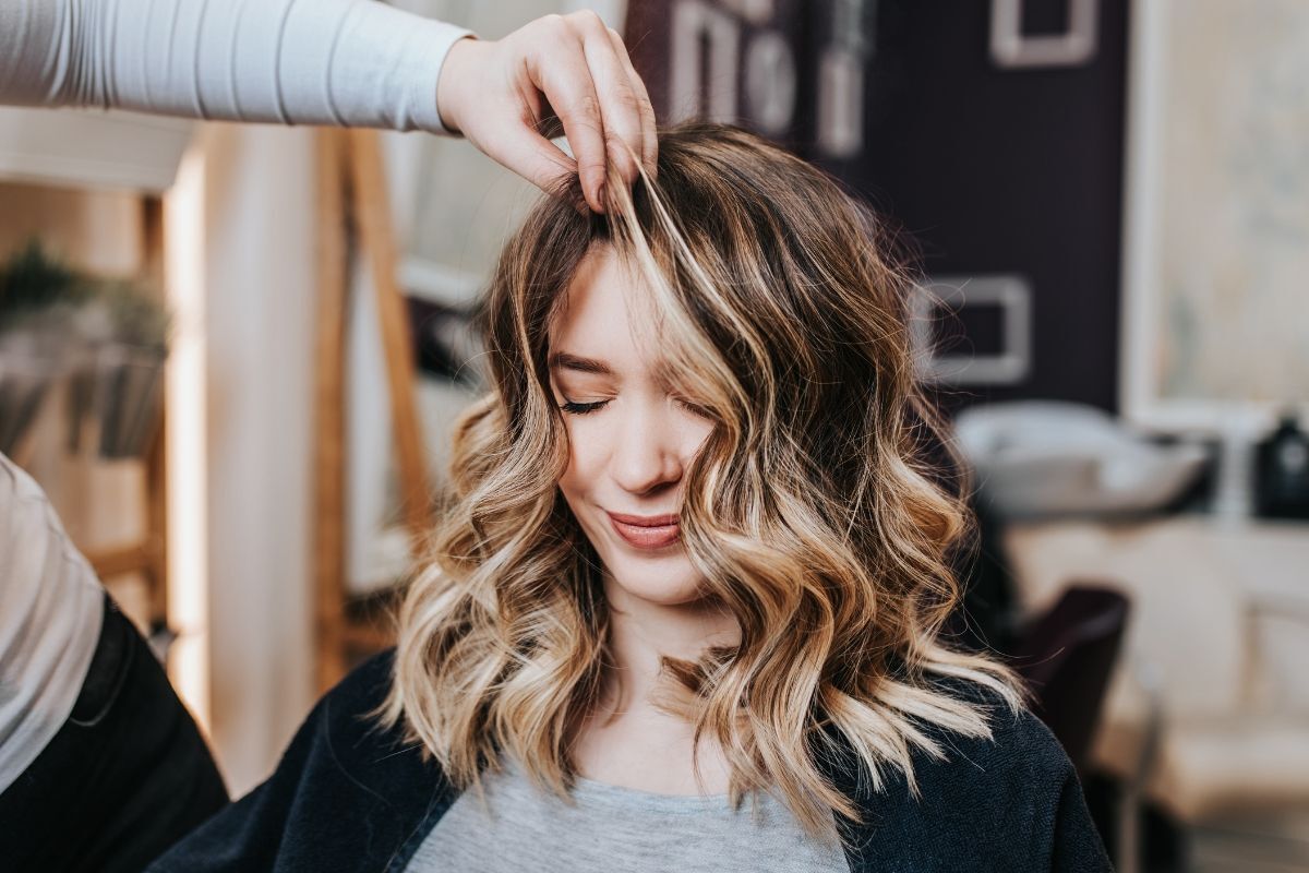 Golden Highlights màu tóc đẹp cho bạn gái cá tính