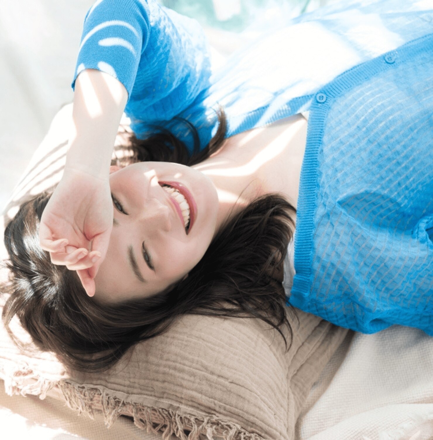 da không đều màu cô gái nằm trên giường tay đang che ánh nắng chiếu lên mặt và cơ thể